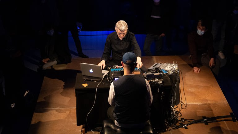 Duo LehnSchmickler an Synthesizer und Laptop