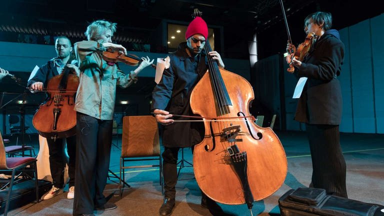 Vier Musiker proben im Stehen für das  Konzert "Transit" in den Donauhallen