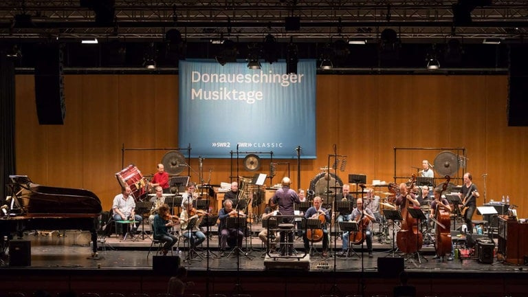 Orchester probt auf der Bühne