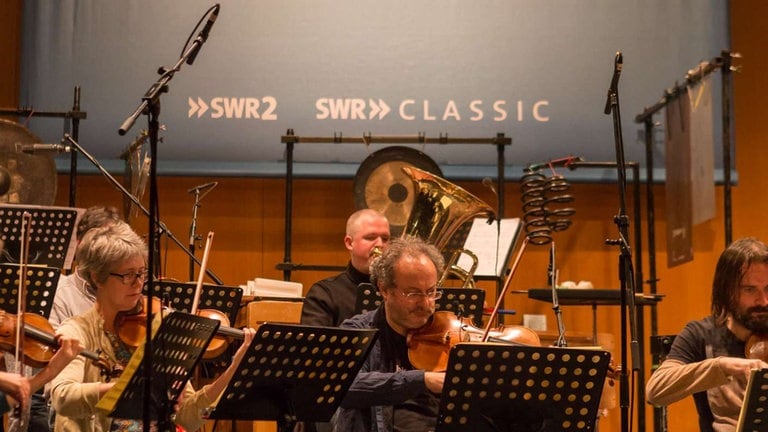 Orchestermusiker spielen bei der Generalprobe am Freitag