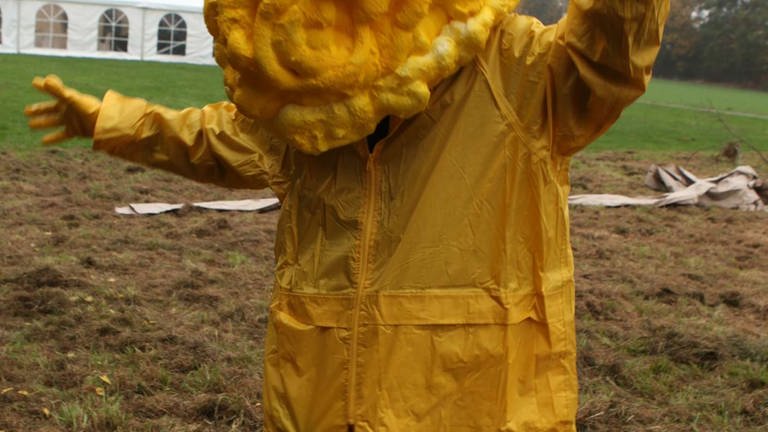 Mensch in gelben Regenmantel
