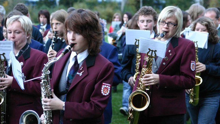 Brass Band spielt im Freien bei der Aufführung