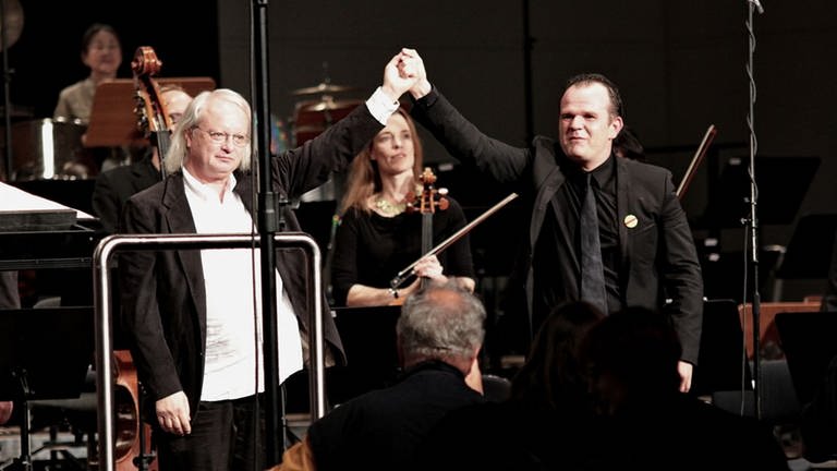 Komponist Philippe Manoury und Dirigent François-Xavier Roth beim Schlussapplaus