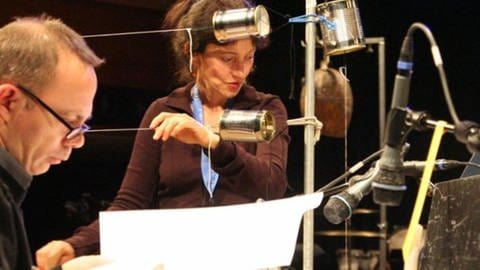 Melise Melinger an der Streichermaschine und Jean-Pierre Collot am Bühnencomputer während einer Probe zu "Sonata a sette"