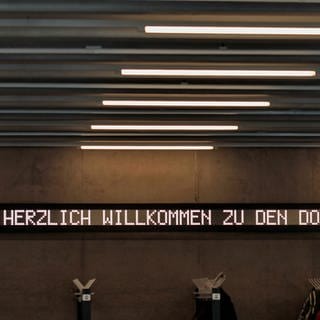 Leuchtschrift: "Willkommen bei den Donaueschinger Musiktagen"