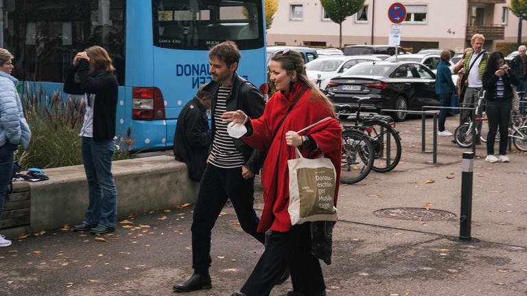 Ein Mann und eine Frau gehen eine Straße in Donaueschingen hinunter