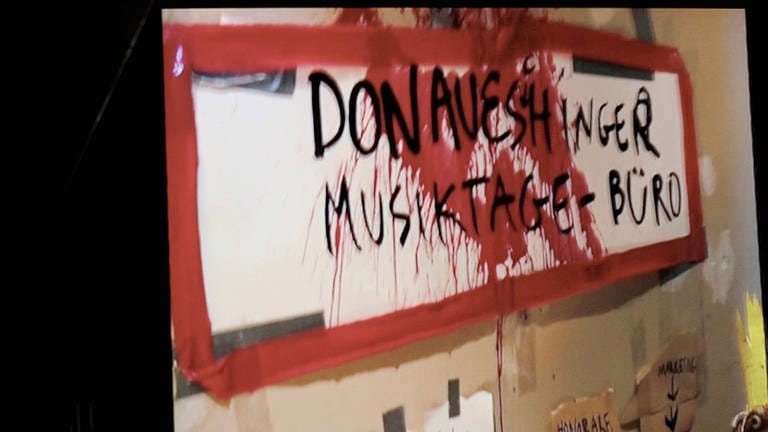 Banner mit Schriftzug "Donaueschinger Musiktage Büro"