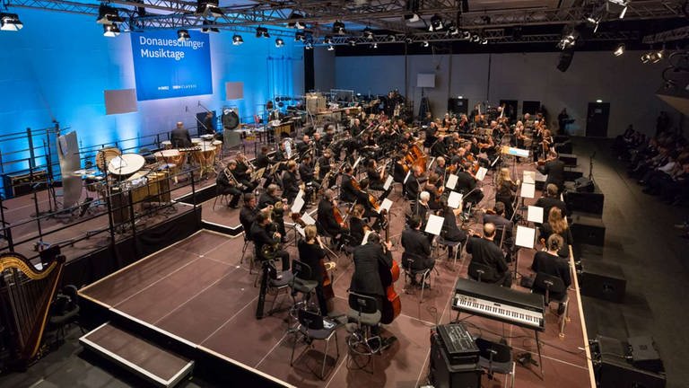 Abschlusskonzert der Donaueschinger Musiktage. Großes Orchester auf der Bühne
