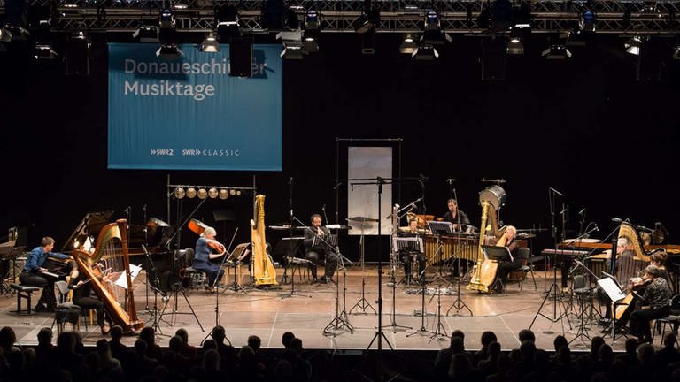 Konzert im Bartok Saal mit dem ensemble recherche und vier Harfenistinnen