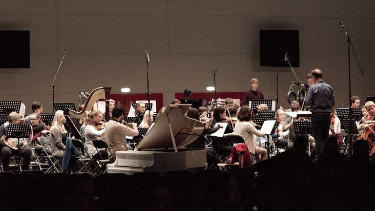 Mitglieder des Jugendorchesters St. Georgen-Furtwangen proben unter der leitung von Michael Berner