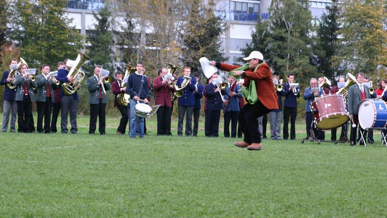 Brass Band spielt draussen im Grünen