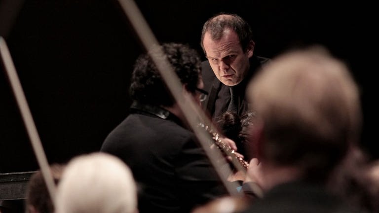 Der Dirigent François-Xavier Roth vom Orchester aus fotografiert