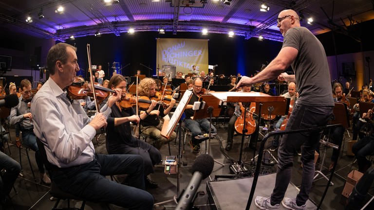 Baldur Brönnimann probt mit dem SWR Symphonieorchester (Foto: SWR, Ralf Brunner)