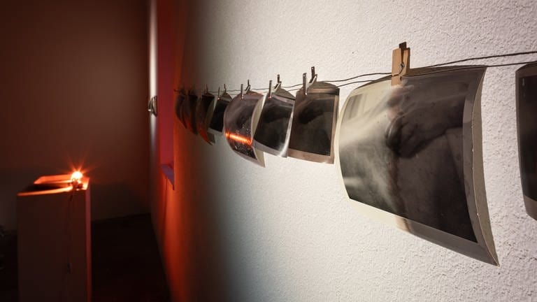 Fotografien mit Klammern an einer Leine befestigt