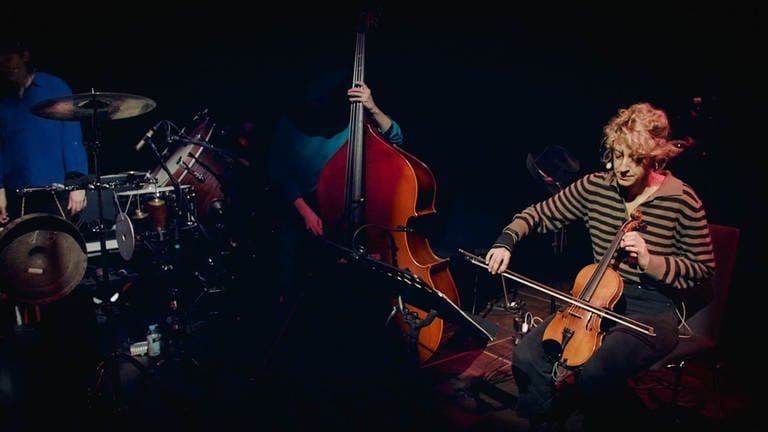 Jessie Marino spielt Geige (Foto: SWR, nmzMedia)