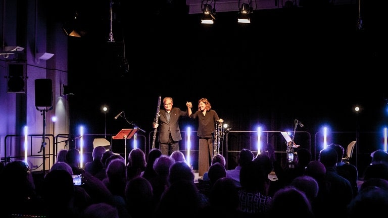 Flötist Roberto Fabbriciani und Klarinettistin Andrea Nagy spielten Nonos "A Pierre. Dell’azzurro silenzio, inquietum".