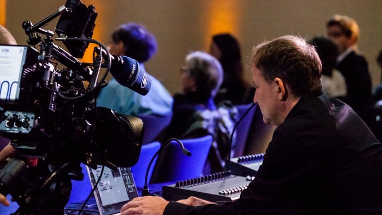 Das SWR Fernsehen streamt das Konzert - Michael Acker vom SWR Experimentalstudio an der Klangregie.