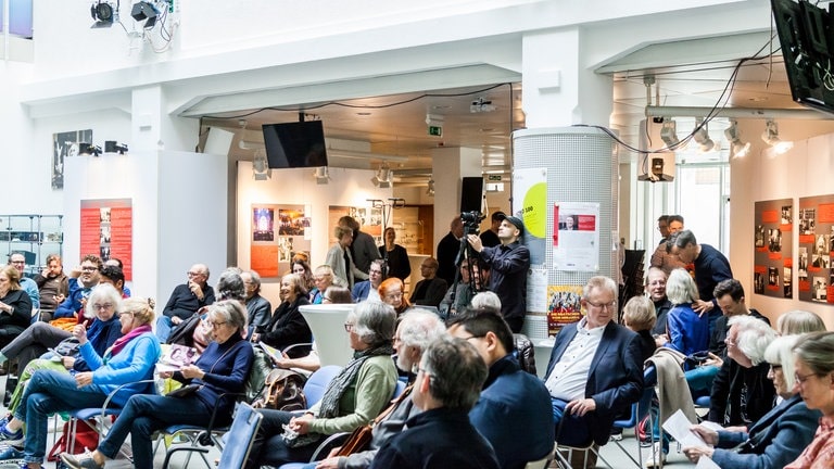 Die Matinee war gut besucht. Sie begann im Foyer des SWR Studios in Freiburg mit "Post-Prae-Ludium n. 1 per Donaue" und einem Vortrag von Luydia Jeschke.