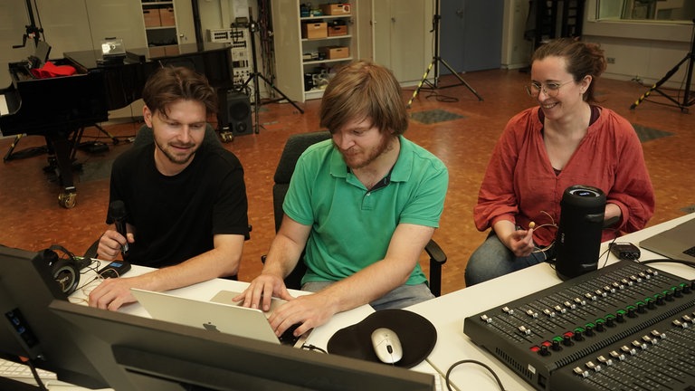 Die Komponistin Claudia Jane Scroccaro mit den Klangregisseuren Daniel Miska (links) und Maurice Oeser (rechts) bei der Arbeit im Experimentalstudio.