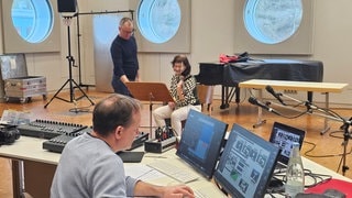 Der Komponist  Mike Svoboda bei einem Arbeitsaufenthalt im SWR Experimentalstudio, hier mit Melise Mellinger (Violine) und Michael Acker (Klangregie).