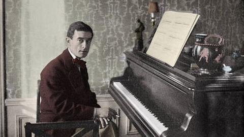 Bild des Komponisten Maurice Ravel am Klavier