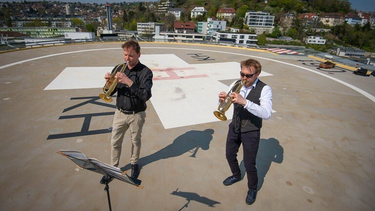 Musiker spielen im Freien