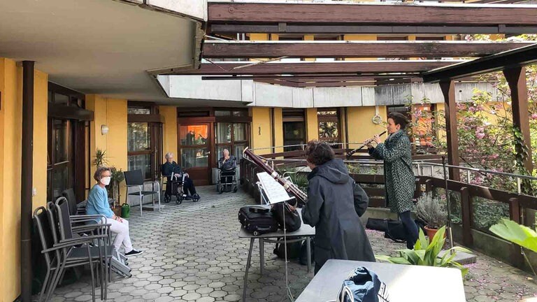 Ute Taxhet und Angela Bergmann musizieren auf einem Balkon