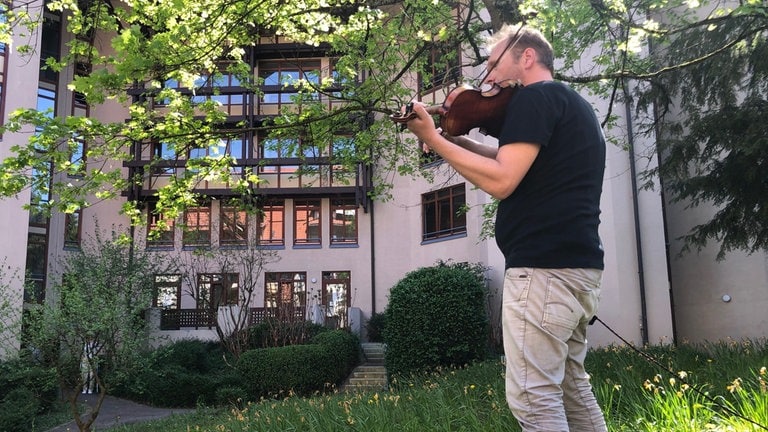 Felix Borel spielt Violine im Freien