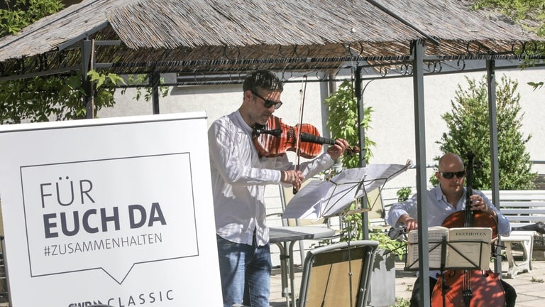 Musiker spielen auf einer Terrasse