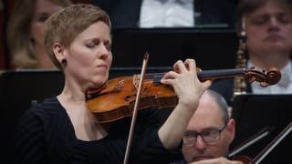 Isabelle Faust spielt Violine mit dem SWR Symphonieorchester in der Stuttgarter Liederhalle
