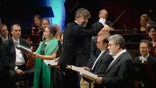 Pablo Heras-Casado dirigiert das SWR Symphonieorchester in der Stuttgarter Liederhalle. Im Vordergrund die Solist*innen Christina Landshamer, Daniel Behle und Franz-Josef Selig