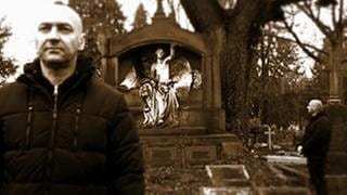 Bernhard Gander steht auf einem Friedhof