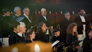 Das SWR Vokalensemble singt in einer Kirche