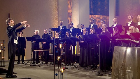 Yuval Weinberg dirigiert das SWR Vokalensemble beim Weihnachtskonzert 2024 in der Pfarrkirche St. Michael in Stuttgart-Sillenbuch