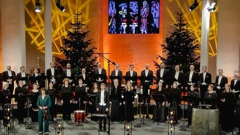 Carolin Pook, Yuval Weinberg und das SWR Vokalensemble beim Weihnachtskonzert 2024 in der Pfarrkirche St. Michael in Stuttgart-Sillenbuch