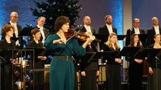 Carolin Pook (Violine) und das SWR Vokalensemble beim Weihnachtskonzert 2024 in der Pfarrkirche St. Michael in Stuttgart-Sillenbuch