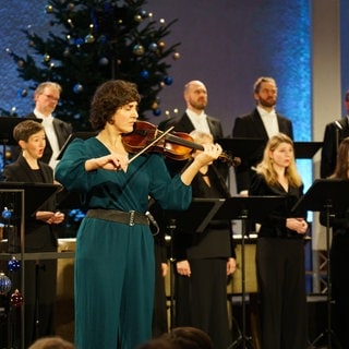 Carolin Pook (Violine) und das SWR Vokalensemble beim Weihnachtskonzert 2024 in der Pfarrkirche St. Michael in Stuttgart-Sillenbuch