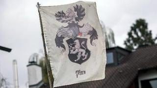 Eine Flagge mit einem Symbol für Reichsbürger.