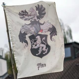 Eine Flagge mit einem Symbol für Reichsbürger.
