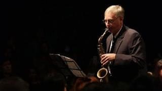 Brian Howrey am Saxophon zusammen mit dem Manila Symphony Orchestra