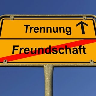 Ortsausgangsschild: Sie verlassen die Freundschaft in Richtung Trennung