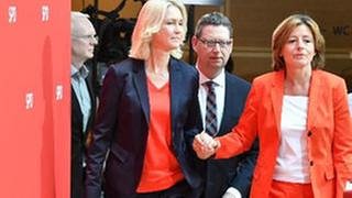 Manuela Schwesig (l), Malu Dreyer und Thorsten Schäfer-Gümbel auf dem Weg zu einer Pressekonferenz