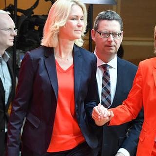 Manuela Schwesig (l), Malu Dreyer und Thorsten Schäfer-Gümbel auf dem Weg zu einer Pressekonferenz