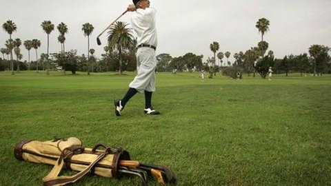 Ein Mann spielt Golf mit einem Schläger aus Hickory-Holz