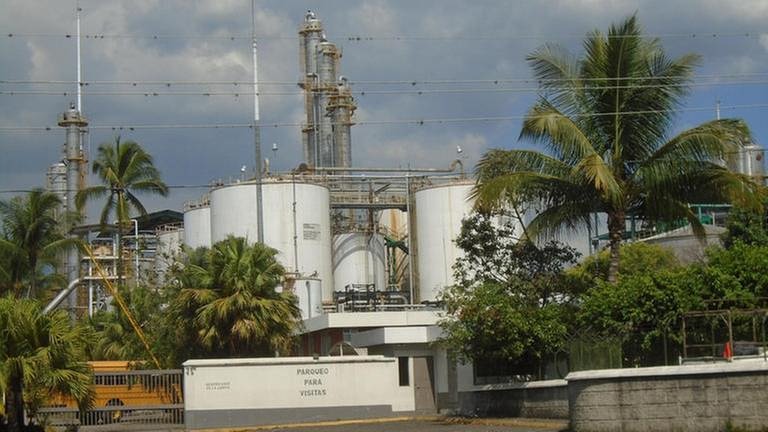 In Fabriken wie dieser wird in Guatemala Rohzucker aus Zuckerrohr gewonnen.