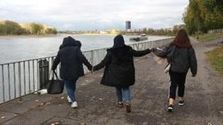 Drei der vier Freundinnen am Rhein