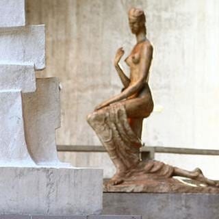 Im Wilhelm Lehmbruck Museum in Duisburg die Skulptur "Kniende"