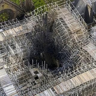 Eine Luftaufnahme der Pariser Kathedrale Notre-Dame zeigt die Brandschäden vom Feuer am 15.4.2019