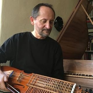 Marco Ambrosini erklärt die Schlüsselfiedel, auch Nyckelharpa genannt