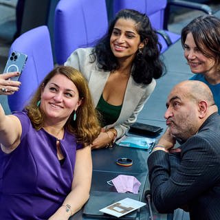 Abgeordnete im Bundestag machen gemeinsam ein Selfie